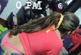 novinha 18 aninhos gostosa dando a bunda pro pai