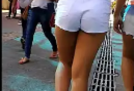 Novinha apronta pela rua