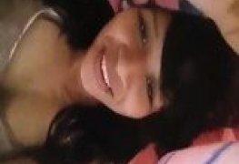 Novinha arreganhando a buceta rosa