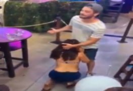 Novinha bêbada fazendo boquete dentro do Restaurante