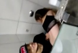Novinha bêbada foi parar no banheiro masculino e deu lá mesmo