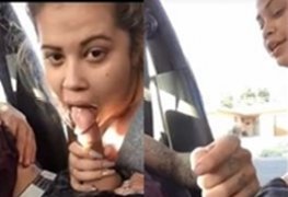 Novinha bebendo leitinho quentinho de seu namorado safado