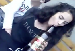 Novinha bebeu demais e deixou a galera se aproveitar