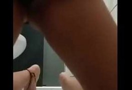 Novinha bem bonita no banheiro se tocando