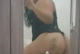 Novinha bucetuda se exibindo