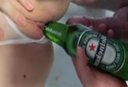 Novinha caiu na net levando cerveja na buceta