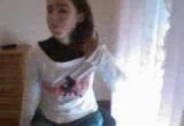 Novinha caiu tirando a roupa na webcam