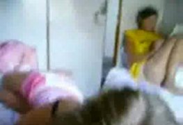 Novinha chupando o pau no namorado mesmo com a amiga no quarto