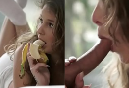 Novinha Comendo Banana no Sofá Ganhou mais Banana