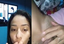 Novinha da buceta greluda caiu na net