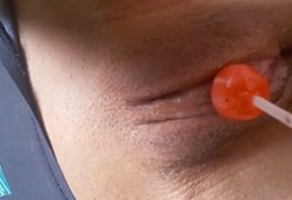 Novinha da bucetinha greluda para chupar pirulito