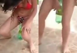 Novinha dançando funk e sentando na garrafa