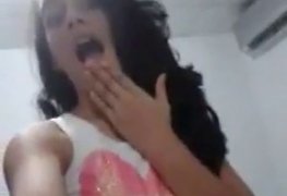 Novinha danada enfiando o cabo da escova na pepeka