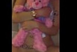 Novinha dando bucetinha apertada enqto segura seu urso de pelucia