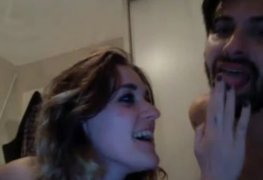 Novinha dando pro namorado e fazendo ele gozar