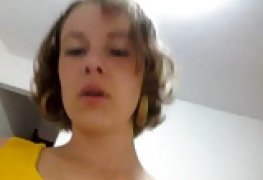 Novinha de vestido amarelo levando dedada no cu