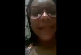 Novinha de xota cabeluda batendo uma