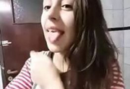 Novinha delicia caiu na net provocando os machos no banheiro