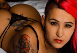 Novinha deliciosa batendo uma bela siririca na frete da webcam