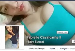 Novinha do Facebook ajudando amigo a gozar