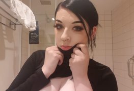 Novinha emo de 22 anos mostrando os peitos Antes de serem perfurados