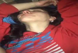 Novinha fazendo sexo na barraca do acampamento