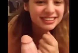Novinha gata mamando