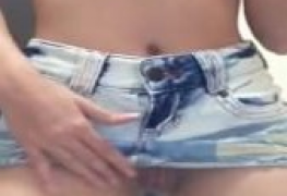 Novinha gostosa batendo uma siririca na webcam