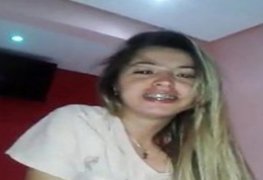 Novinha gostosa chama desconhecido para meter no motel