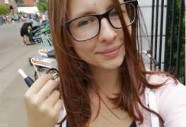 Novinha gostosa de quatro no sofá fazendo sexo anal com seu primo