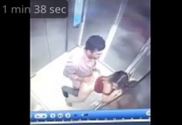 Novinha Gostosa Flagrada Dando a Xota no Elevador
