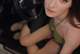 Novinha gostosa pagando boquete no carro