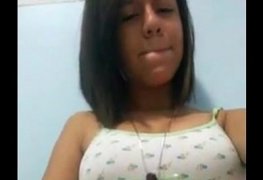 Novinha Gostosa se mastrurbando até gozar no video Porno de Whatsapp