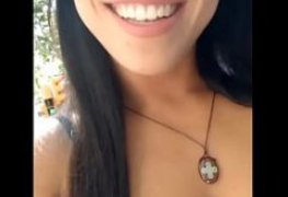 Novinha goza no meio do parque