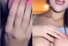 Novinha gringa peituda mostrando tudo na webcam