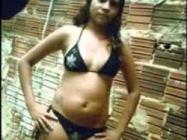 Novinha levando pica no terreno abandonado na favela do Rio, Grita de dor ao lev