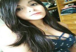 Novinha linda se divertindo com o espelho
