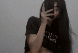 Novinha linda se exibindo de lingerie