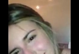 Novinha loira linda fazendo um boquete