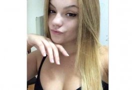 Novinha loira nua mostrando a buceta no espelho