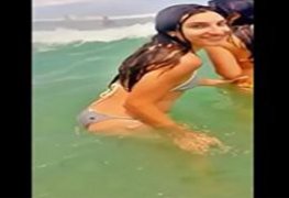 Novinha magrela transou com o papai no chuveiro e foi flagrada pela mãe