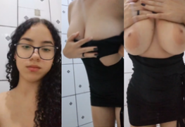 Novinha malandrinha exibindo suas glândulas mamárias proeminentes