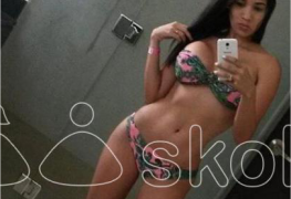Novinha morena massagista não resistiu ao ver a rola do seu cliente