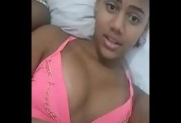 Novinha moreninha pagando peitinho ao vivo no periscope