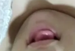 Novinha mostra a ppk carnuda e cuzinho
