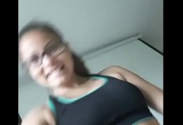 Novinha mostrando a buceta raspada