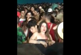 Novinha não aguentou o tesão e fez sexo com namorado no meio do baile funk
