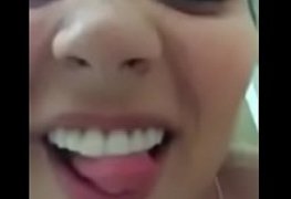 Novinha não se aguenta e se toca
