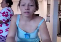Novinha na cam se masturbando gostoso perto de sua mãe