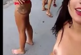 Novinha na praia pelada